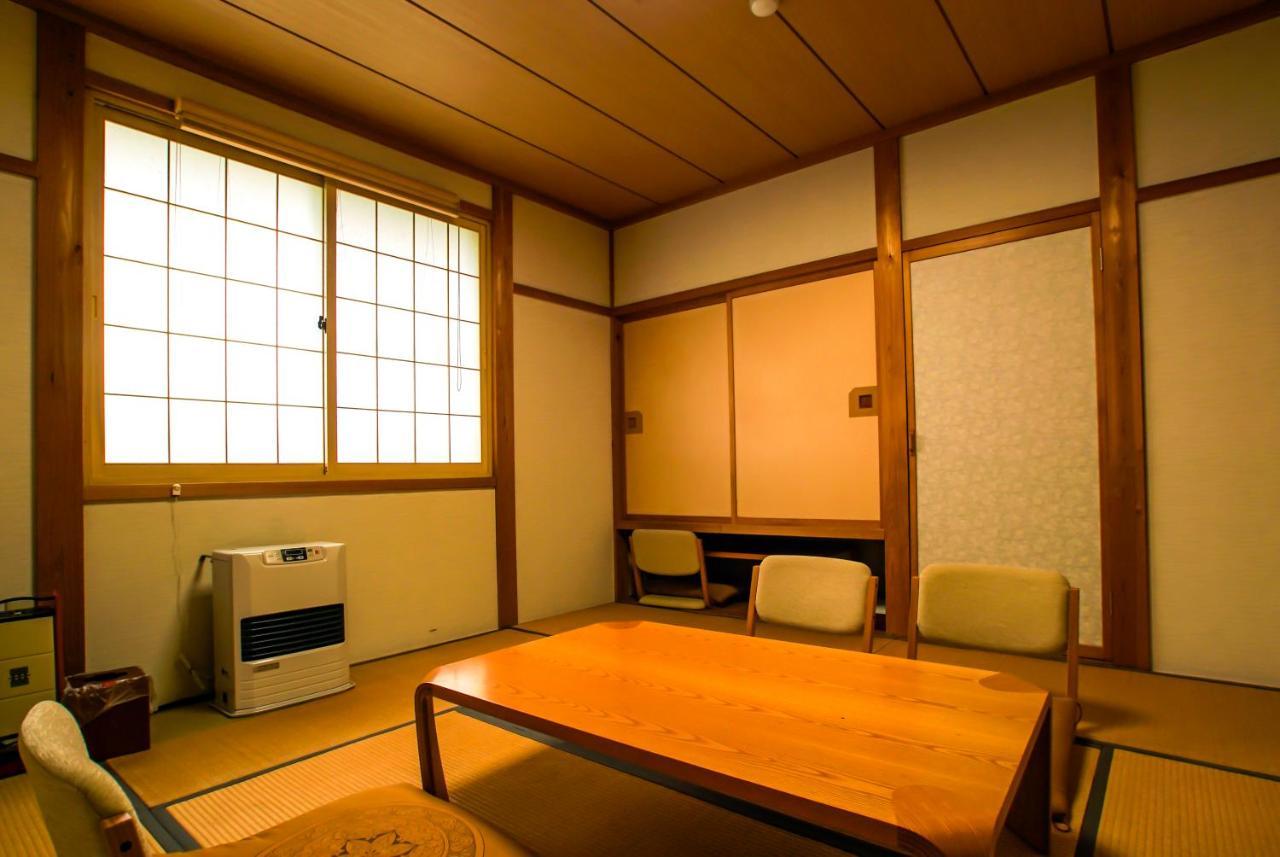 เพนชั่น อองเทรอ-เดอ-แมร์ Bed & Breakfast Hachimantai  ภายนอก รูปภาพ